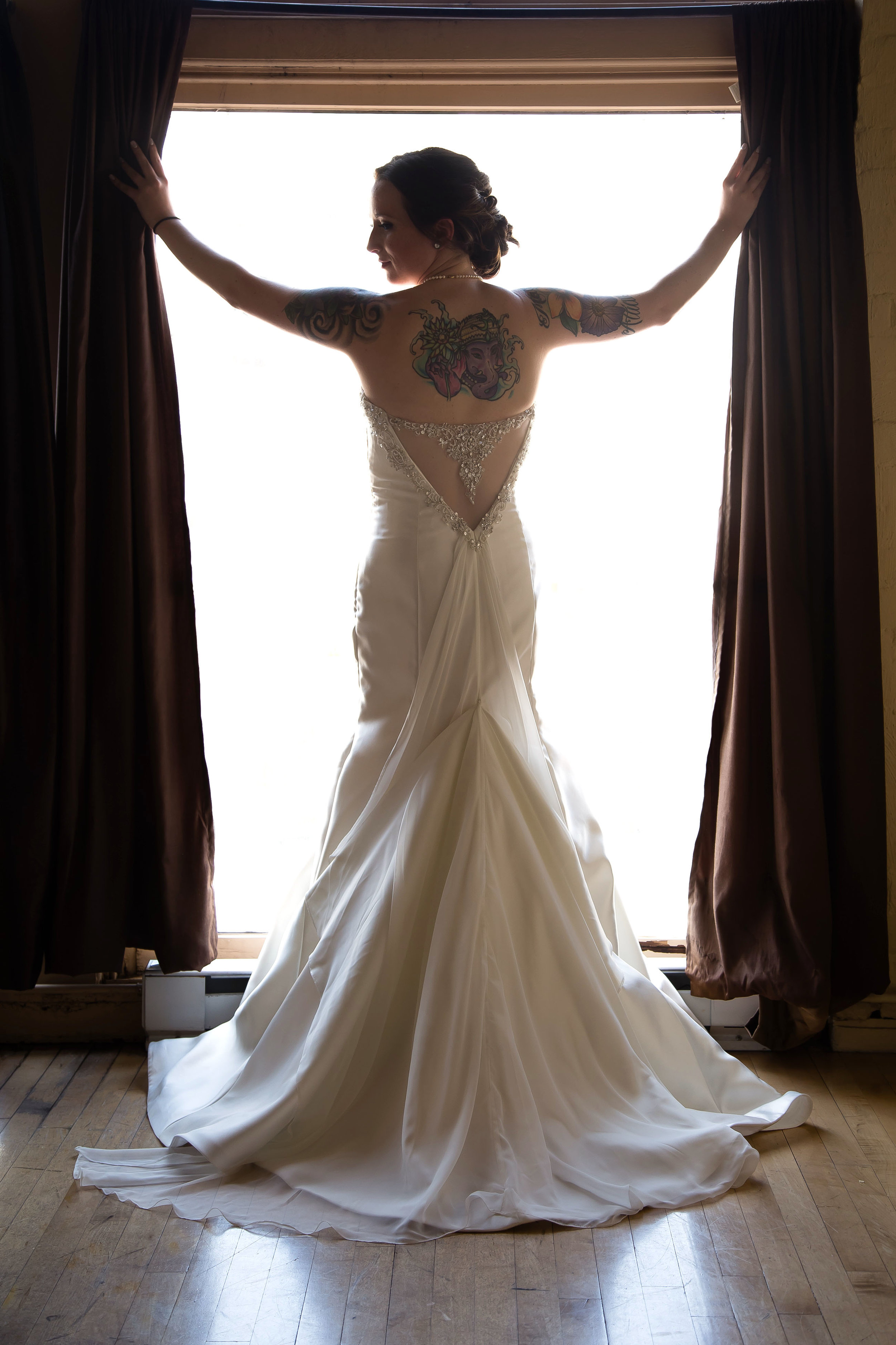  Wedding photograph of a bride in wedding dress by Cincinnati Wedding Photographer Thomas Bartler 
